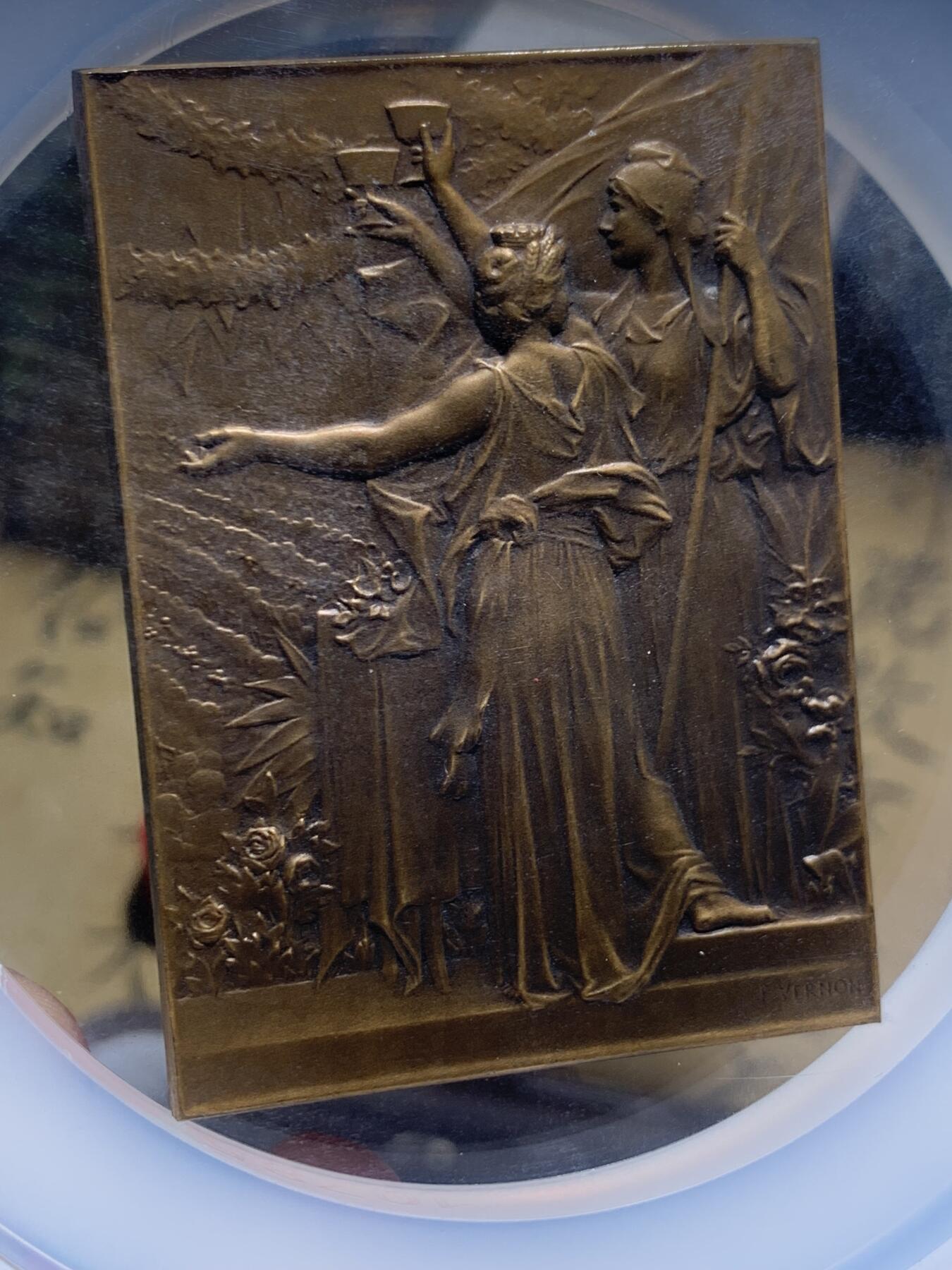 《竞宝斋》第473场 周日，周一 2场连拍 （全场包邮）欢迎送拍 NGC MS65BN 法国1900年杜伊勒里宫铜章，Vernon 经典名作，记录总统晚宴盛景，品相极美，加大加厚盒。