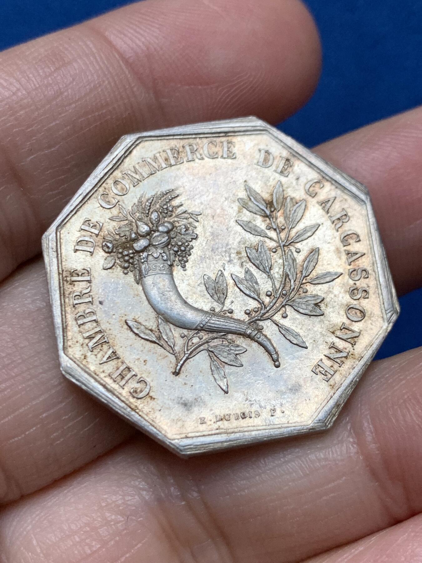 《竞宝斋》第473场 周日，周一 2场连拍 （全场包邮）欢迎送拍 法国卡尔卡松商会八角银质代币，正面墨丘利背丰饶角月桂都象征商业，丰饶角ARGENT，13.75克，30.8mm