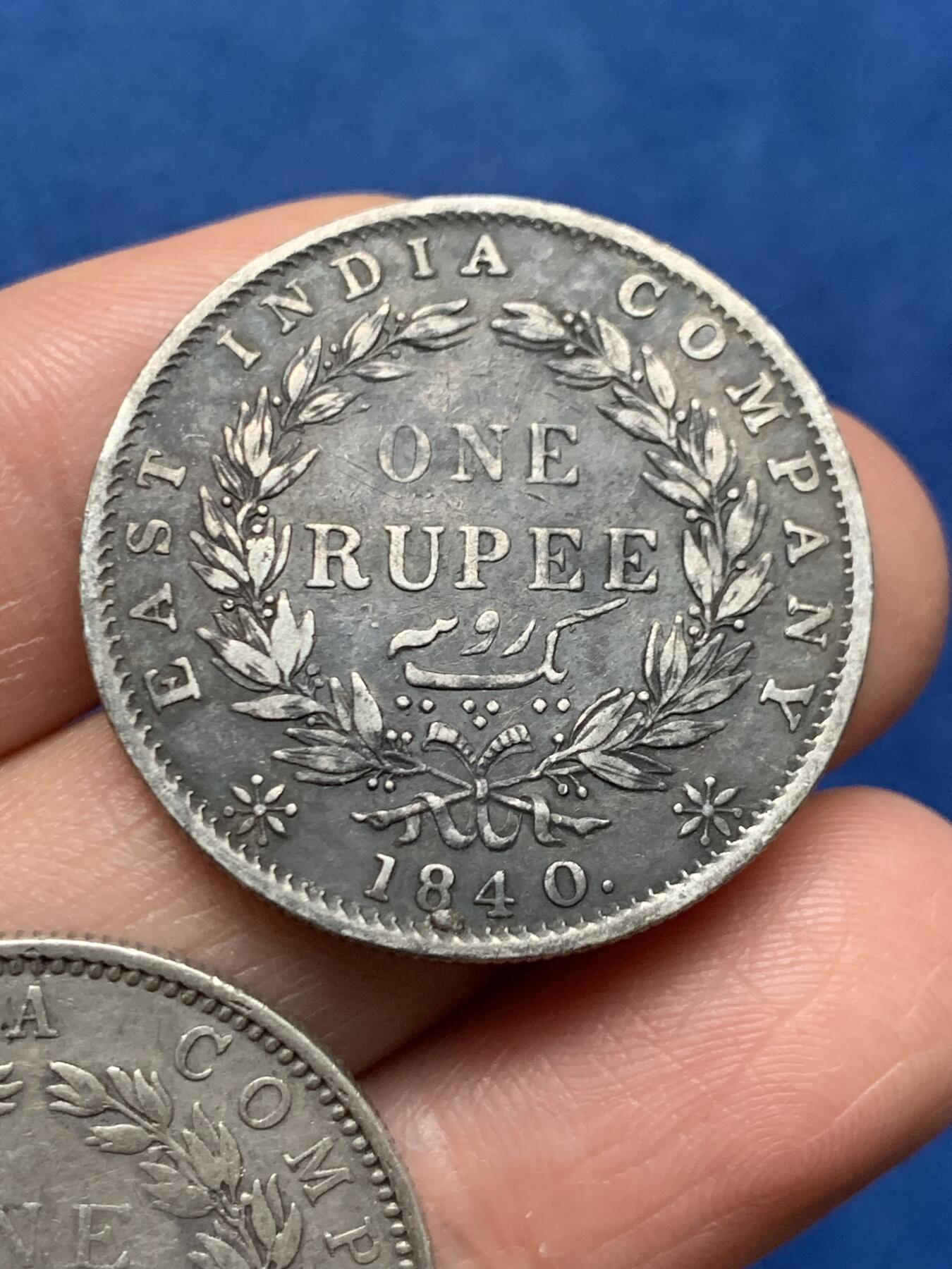 《竞宝斋》第473场 周日，周一 2场连拍 （全场包邮）欢迎送拍 两枚一组 东印度公司1840年维多利亚女王单辫1卢比银币 总重23克