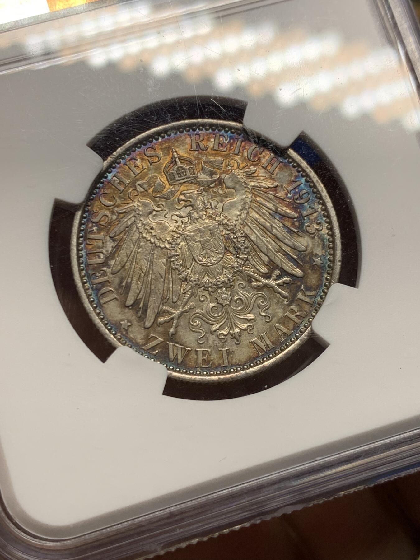 《竞宝斋》第473场 周日，周一 2场连拍 （全场包邮）欢迎送拍 NGC AUD 德国 1913年 威廉二世 军装 2马克 银币，高点都在，细节完整，油画般的重彩包浆