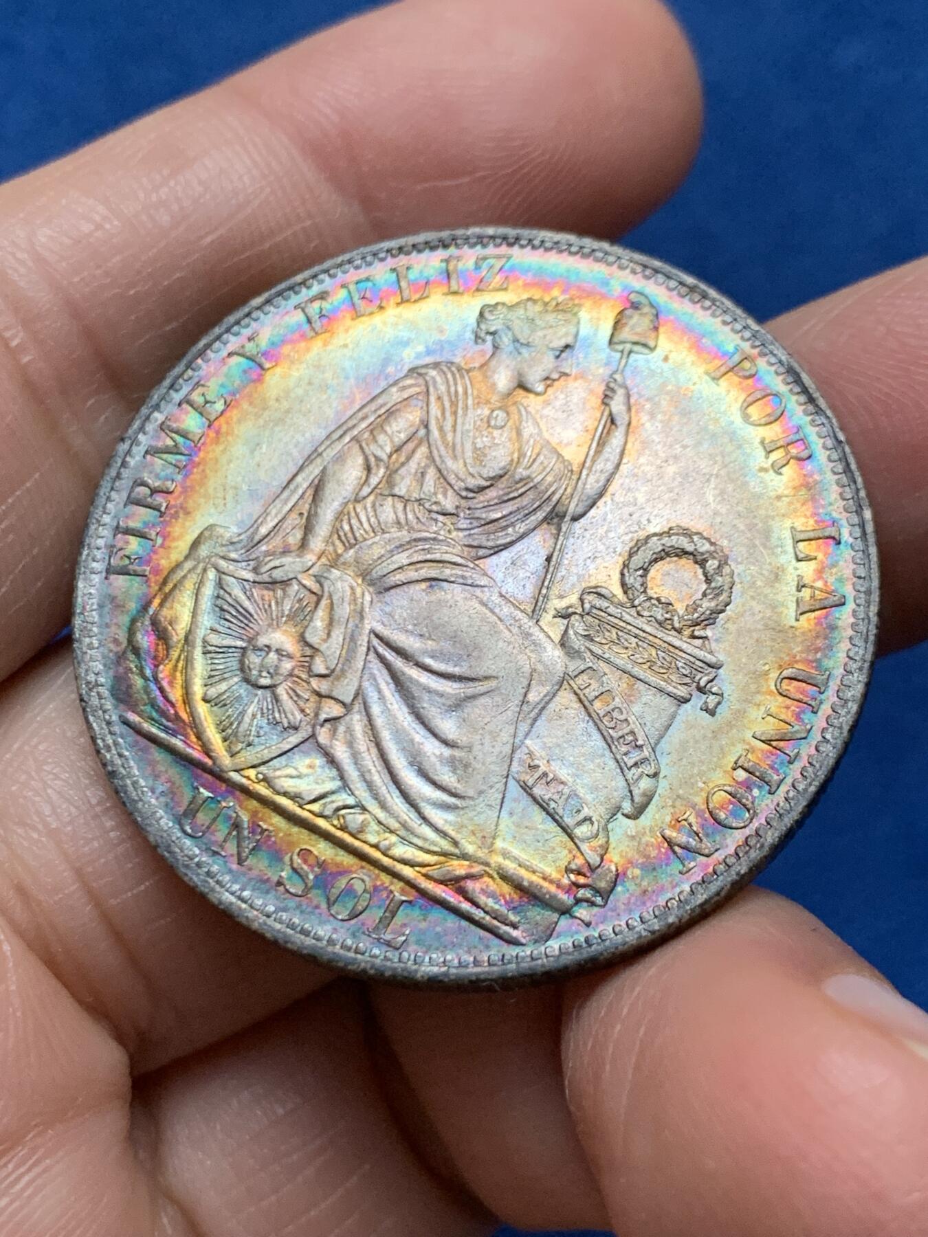 《竞宝斋》第473场 周日，周一 2场连拍 （全场包邮）欢迎送拍 环彩秘鲁1890年坐人女神1比索银币，高银版本