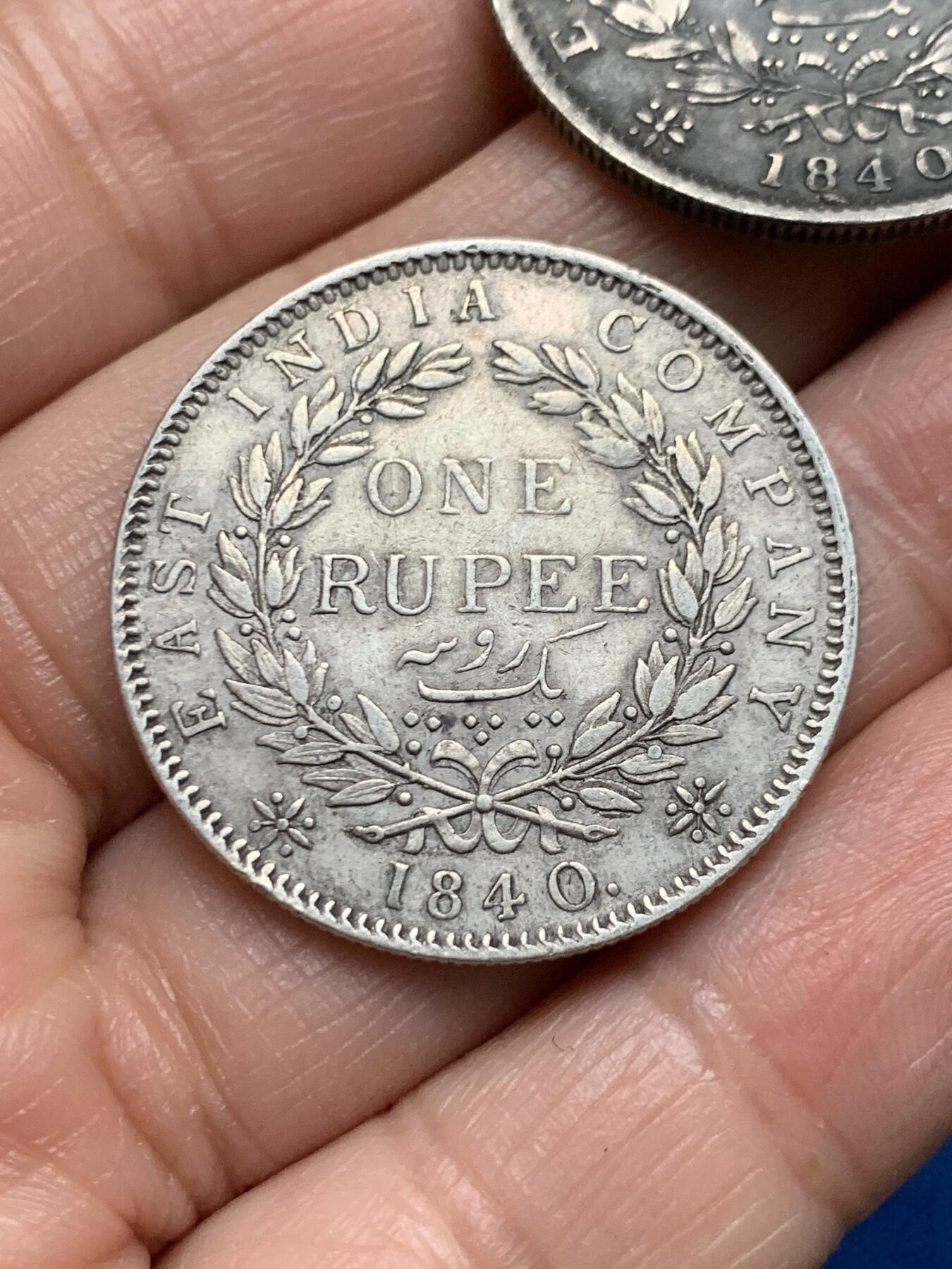 《竞宝斋》第473场 周日，周一 2场连拍 （全场包邮）欢迎送拍 两枚一组 东印度公司1840年维多利亚女王单辫1卢比银币 总重23克