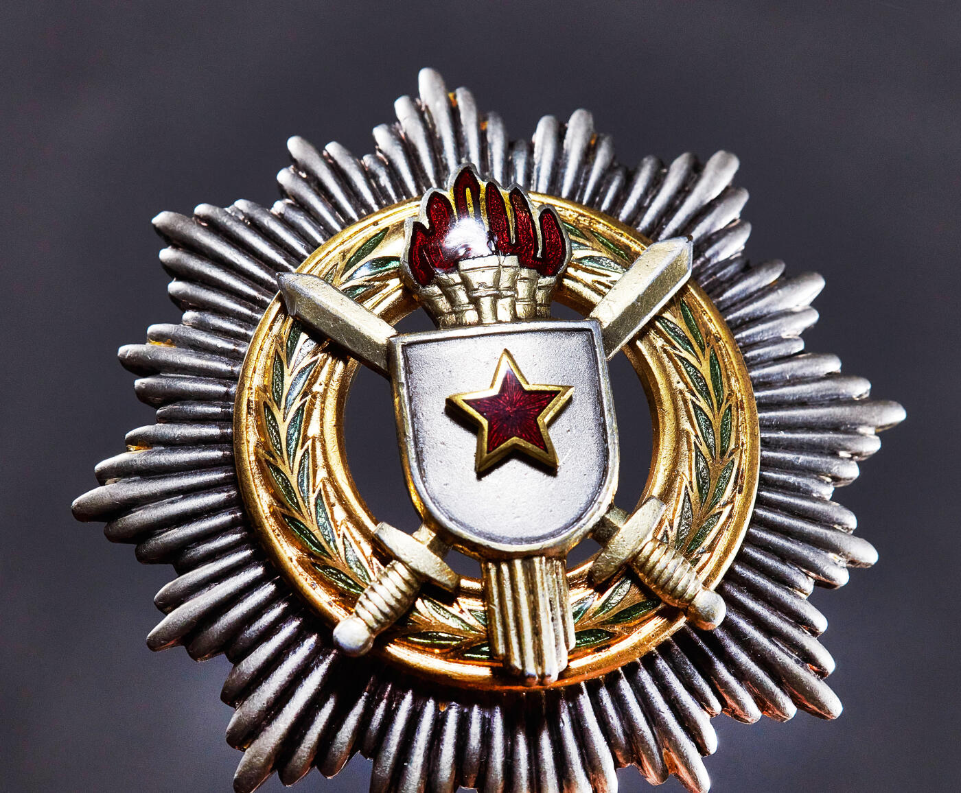 【俄甄集藏】2026年(050)04-01星期三 晚 19:30 全场包邮 南斯拉夫一级军事功勋勋章，银质局部珐琅，原盒带证，六火炬版，稀有品种，直径：70mm，重量：87.2克