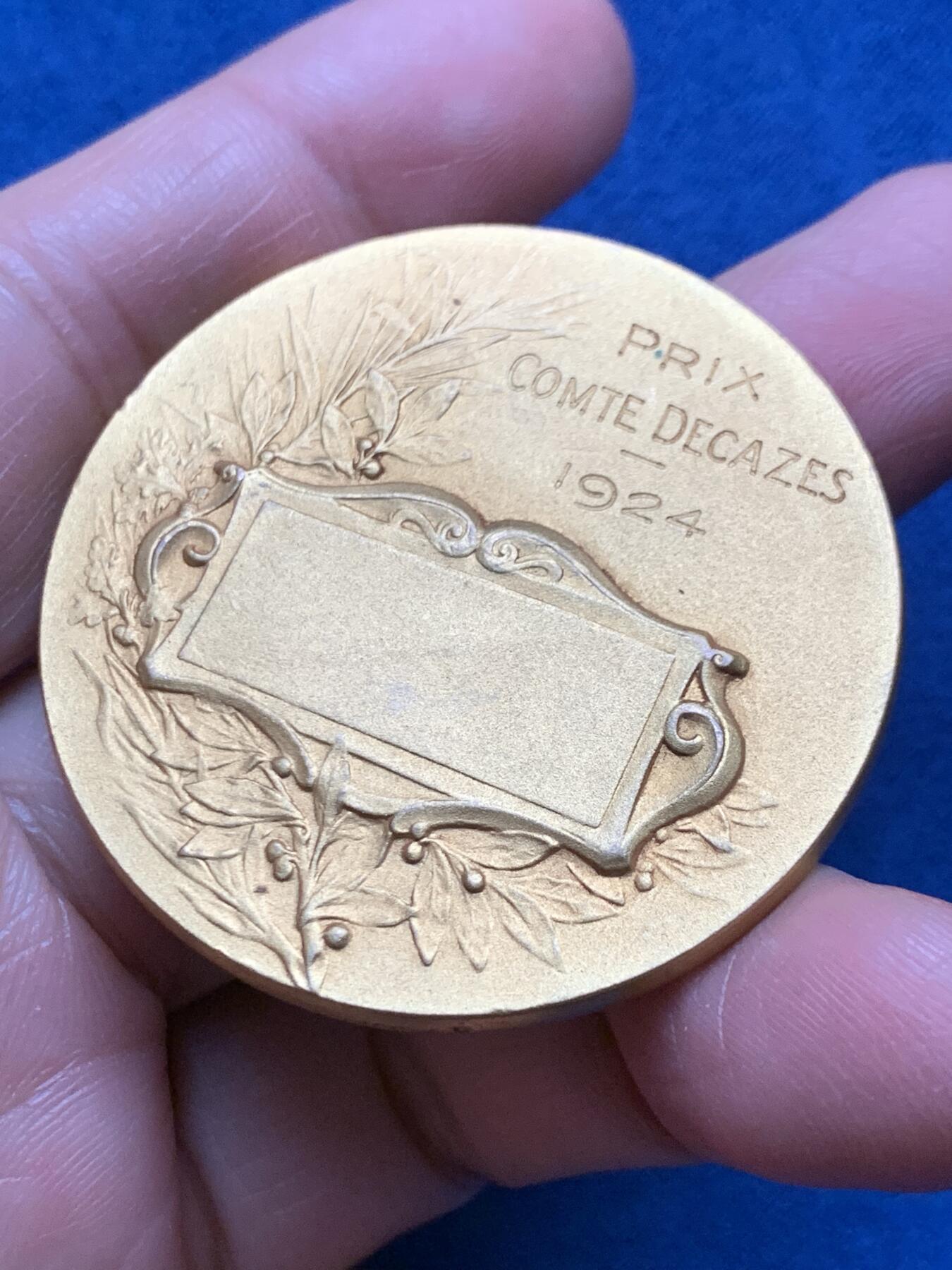 《竞宝斋》第473场 周日，周一 2场连拍 （全场包邮）欢迎送拍 1924年法国航空纪念镀金铜章 46.8克 45.4mm 正方形铜标