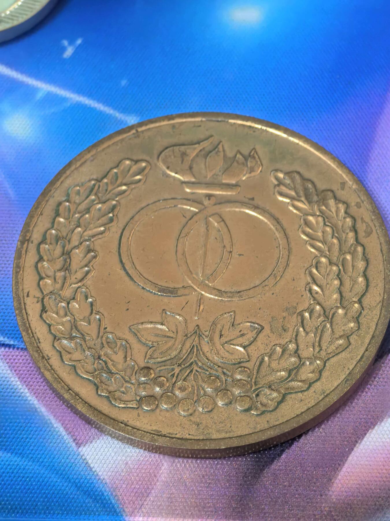 苏联勋章奖章拍卖 本次有亚捏，空军军服，国际运动员等好货 不要错过 3月20日晚上九点结束在麦稀奇 找不到的加我qq或者微信都是184277308备注苏章拍卖。 苏联双环火炬大铜章 重量将近130克 非常漂亮 压手 