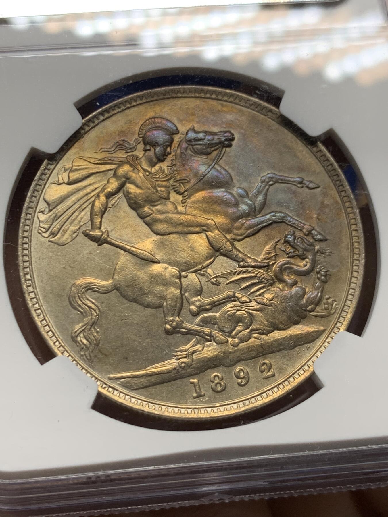 《竞宝斋》第473场 周日，周一 2场连拍 （全场包邮）欢迎送拍 NGC UNCD 英国 1892年 维多利亚女王 高冠马剑 1克朗 银币 少见年份 半月彩 带转光 盒子下沿有磕