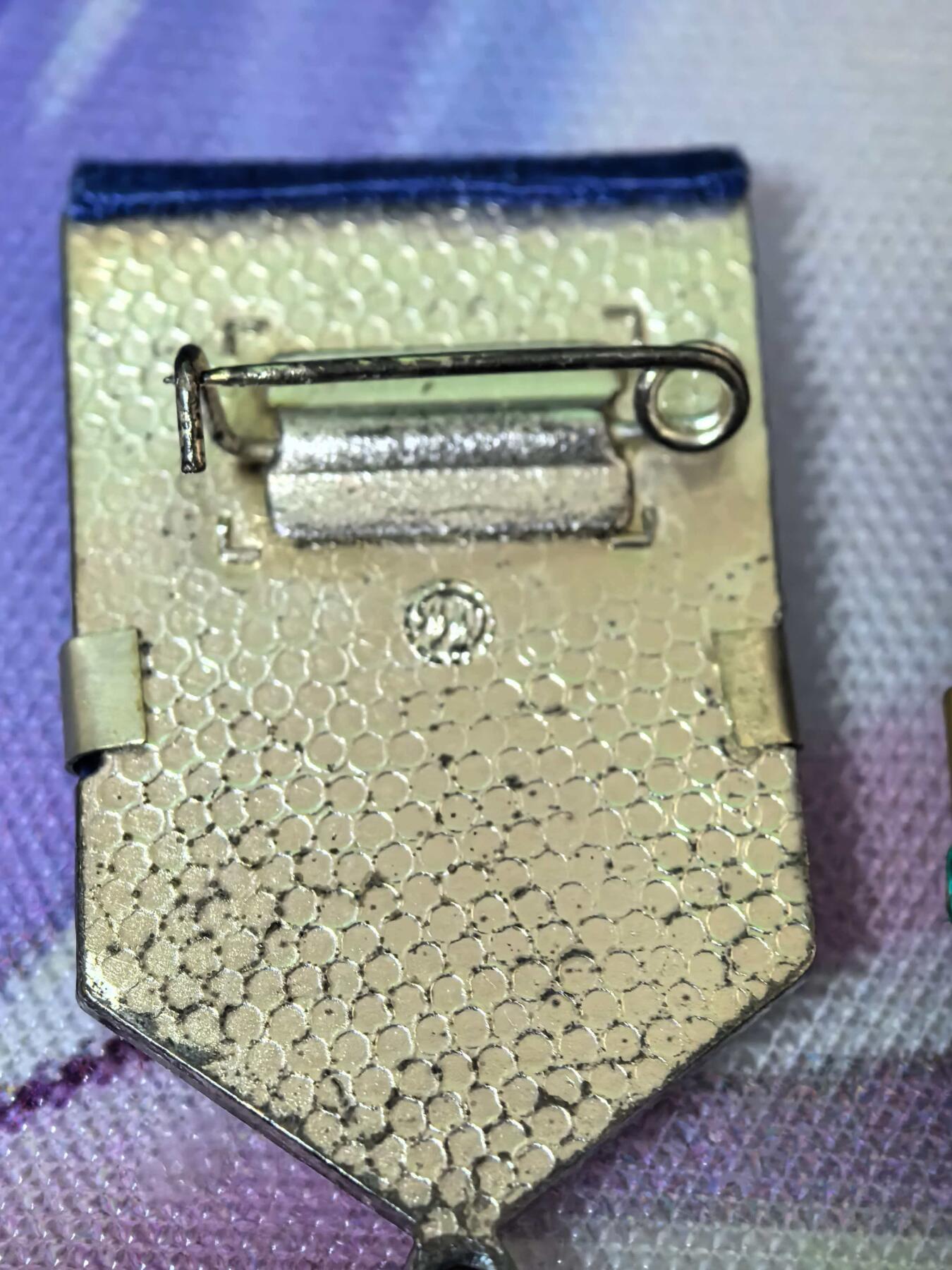 苏联勋章奖章拍卖 本次有亚捏，空军军服，国际运动员等好货 不要错过 3月20日晚上九点结束在麦稀奇 找不到的加我qq或者微信都是184277308备注苏章拍卖。 苏联锦标赛奖章（Чемпионат СССР）蓝色绶带：通常对应亚军（银牌） 绿色绶带：通常对应季军（铜牌）非常漂亮 厂标清晰可见 重量也足