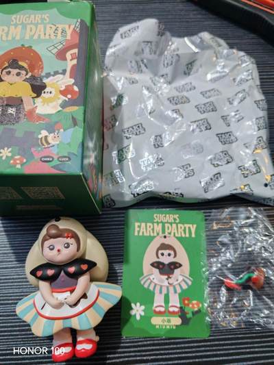 正版盲盒专场 - SUGAR'S FARM PARTY（砂糖的农场派对） ​ - 出品方：TAKI TOYS ​ - 款式：小乖（MIUMIU） ​ - 尺寸：约 80mm，PVC 材质，质感细腻