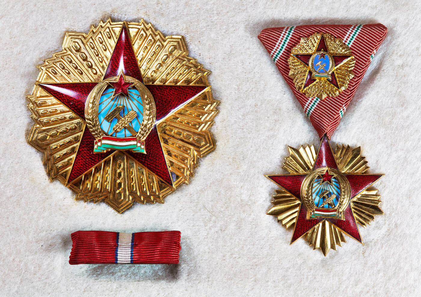 【俄甄集藏】2026年(050)04-01星期三 晚 19:30 全场包邮 匈牙利人民共和国一级共和国勋章，原盒，铜质镀金，局部珐琅，匈牙利人民共和国最高等级勋章，星章直径：70mm，重量：83.5克；挂章直径：43mm，含绶带重量：25克，共发行169枚，该版为1949-1953年早期版