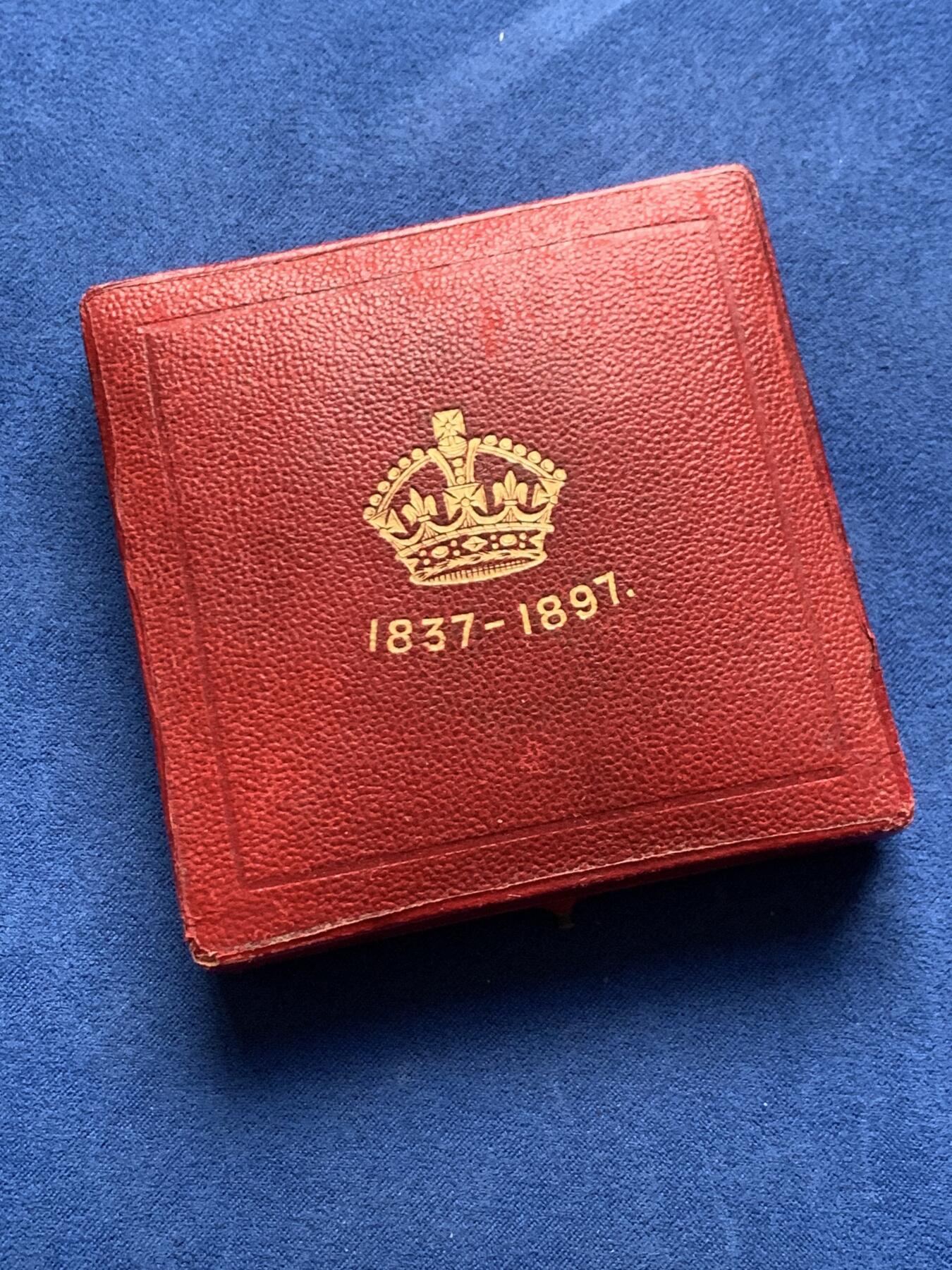 《竞宝斋》第473场 周日，周一 2场连拍 （全场包邮）欢迎送拍 英国1897年维多利亚女王登基60周年纪念大铜章，71.9克，55.2mm，原盒品相不错