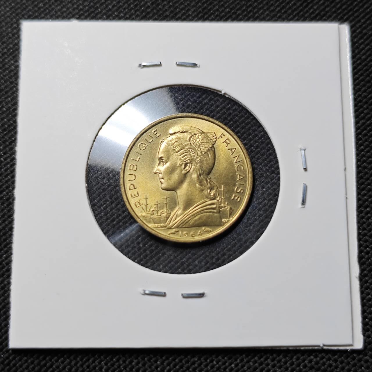 KK钱币收藏小铺   套币专场 2月预留时间 周末发货  1964法属科摩罗10法郎 好品