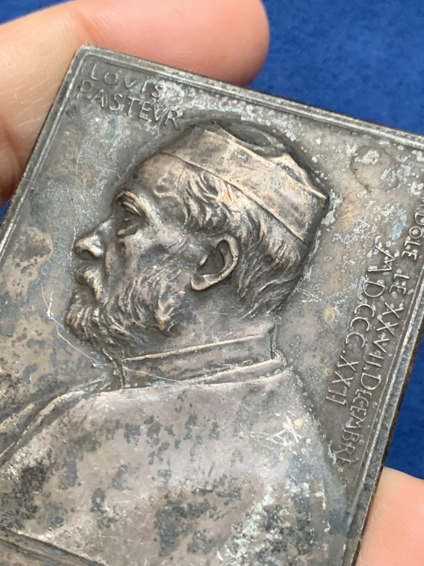 《竞宝斋》第473场 周日，周一 2场连拍 （全场包邮）欢迎送拍 1892年奥斯卡罗蒂作 路易-巴斯德诞辰70周年方型镀银大铜章 73.2克 48*67mm 丰饶角铜标