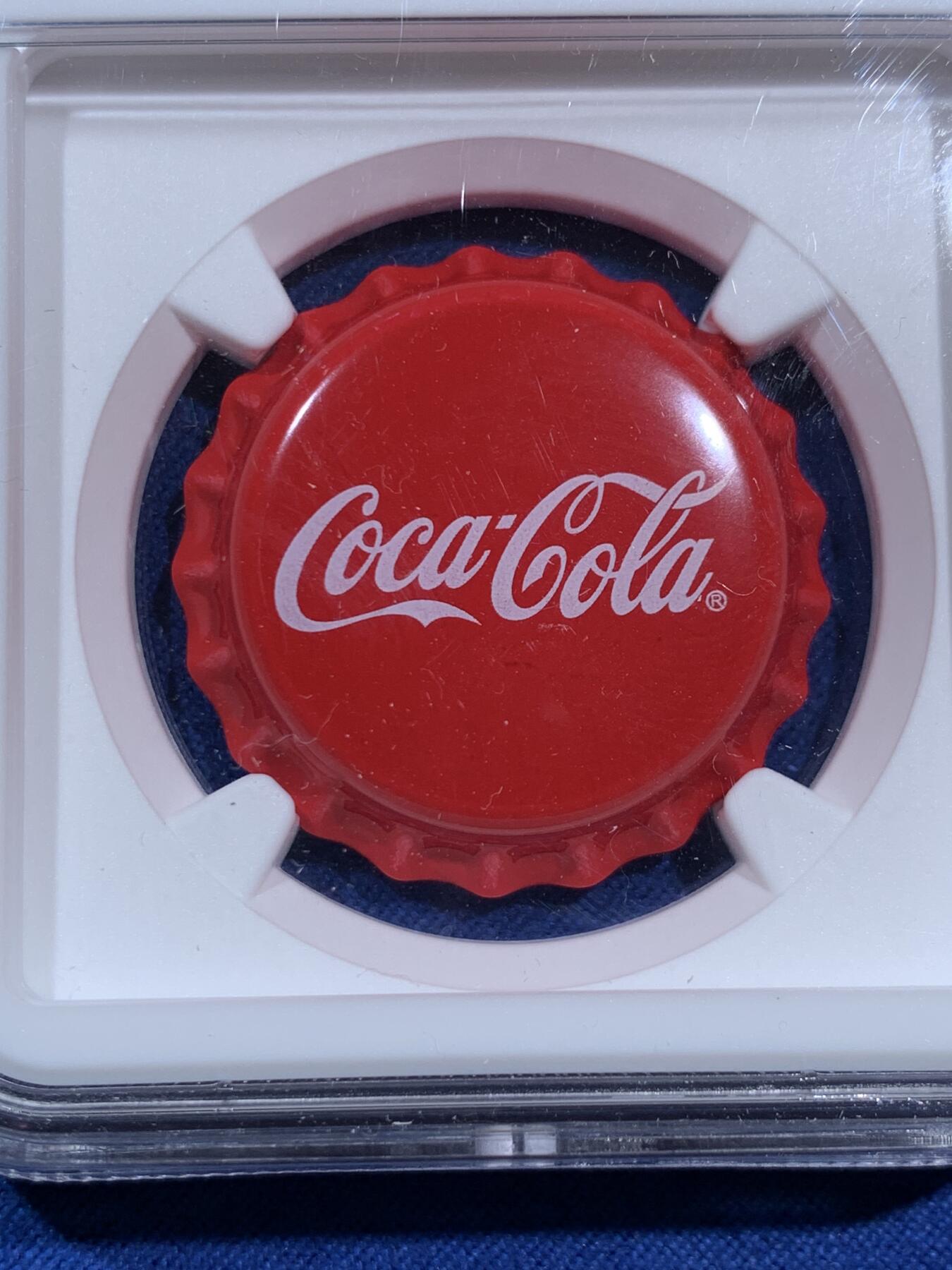 《竞宝斋》第473场 周日，周一 2场连拍 （全场包邮）欢迎送拍 NGC PF70UC 斐济2018年彩色异形银币 可口可乐瓶盖造型1元精制币 加厚盒 带盒证