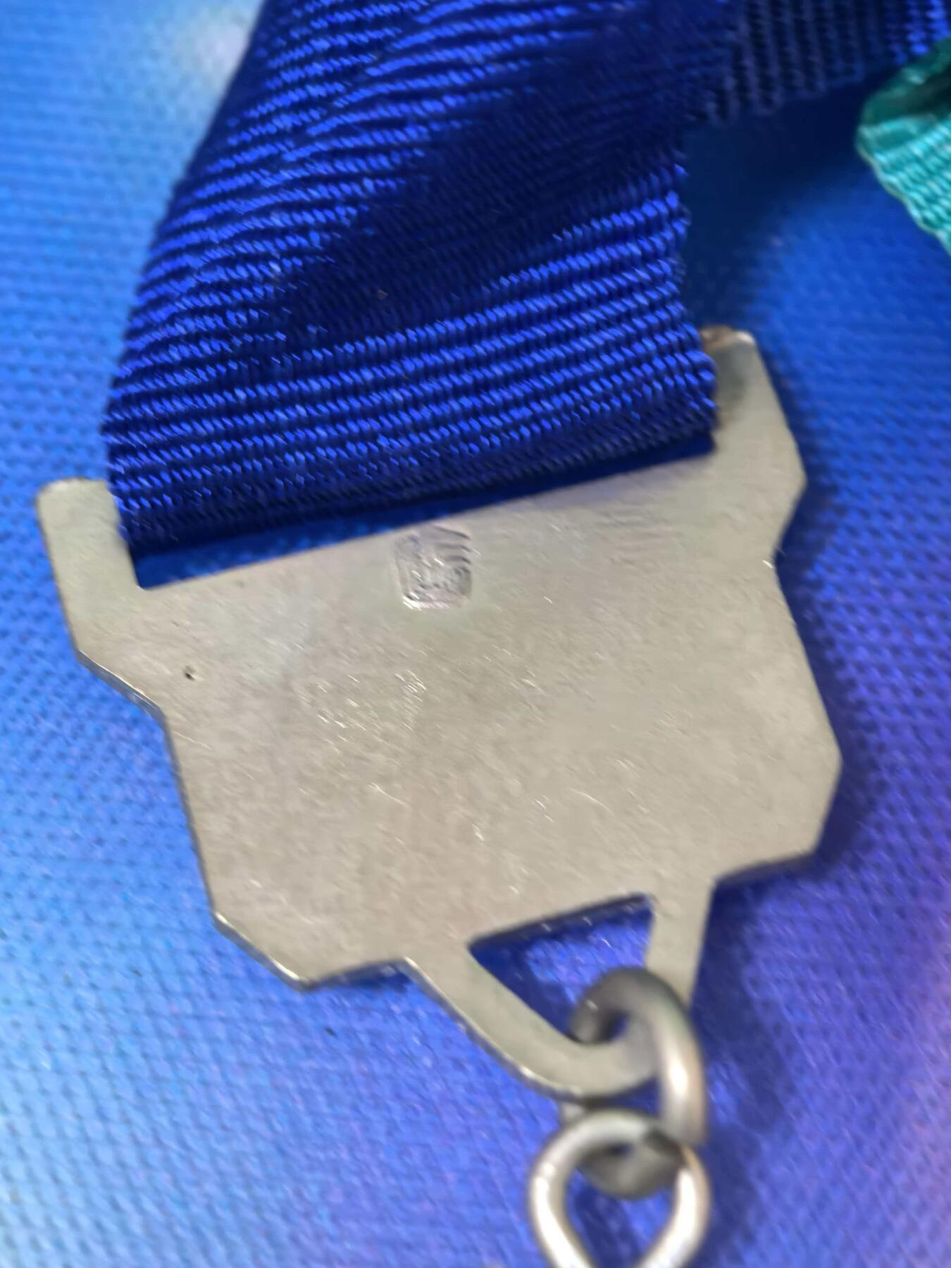 苏联勋章奖章拍卖 本次有亚捏，空军军服，国际运动员等好货 不要错过 3月20日晚上九点结束在麦稀奇 找不到的加我qq或者微信都是184277308备注苏章拍卖。 苏联锦标赛银、铜奖章（Чемпионат СССР）银色款：镀银/银质合金 铜色款：黄铜/青铜 授予在苏联全国锦标赛中获得亚军、季军的运动员