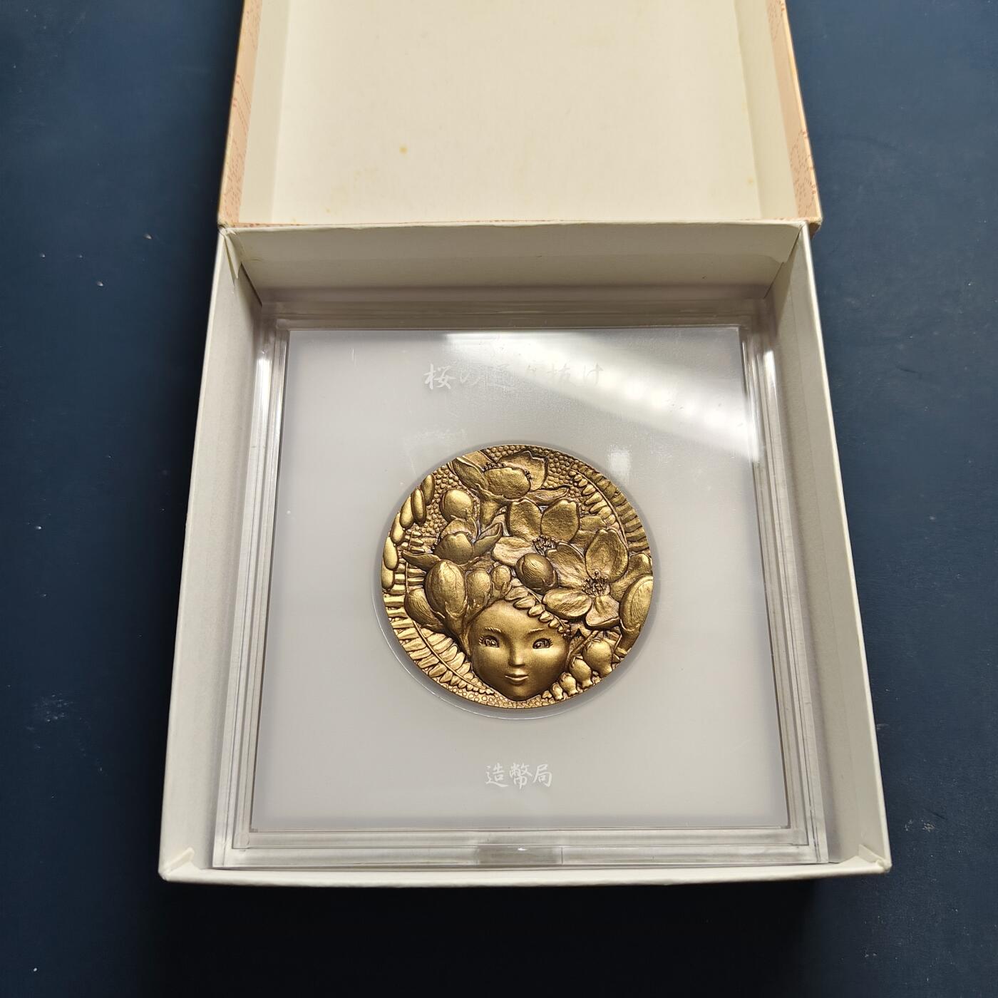 【全场包邮】纯粹捡漏拍515场 【铜章】日本2005年樱花绽放系列红华55毫米彩色纪念大铜章-原盒