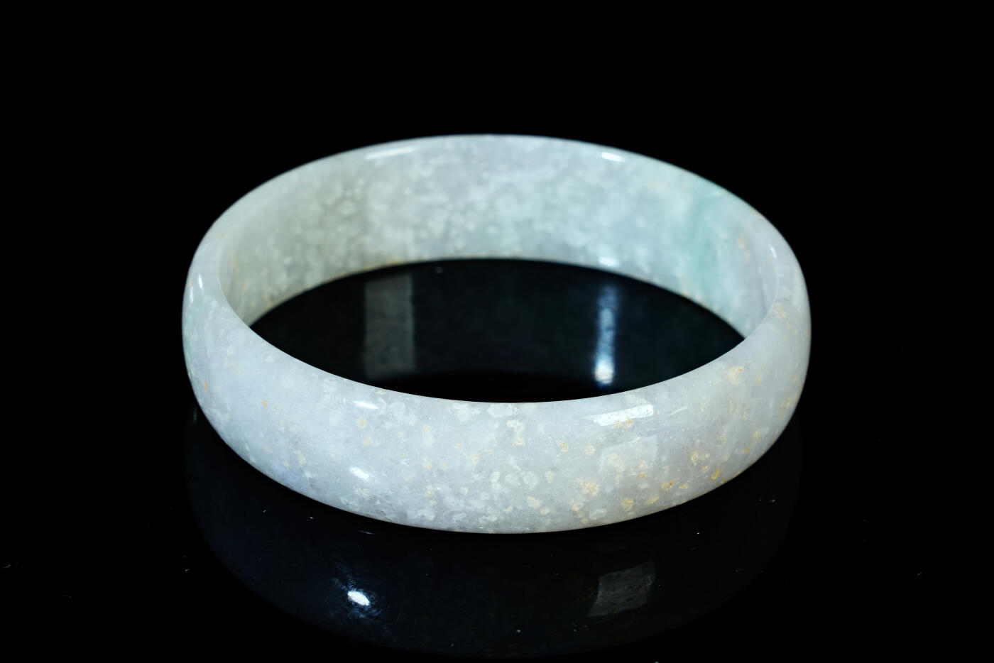 上海都达杂项专场五十八【全场包邮】  天然冰种飘绿翡翠（A货）宽手镯 附鉴定证书93-16