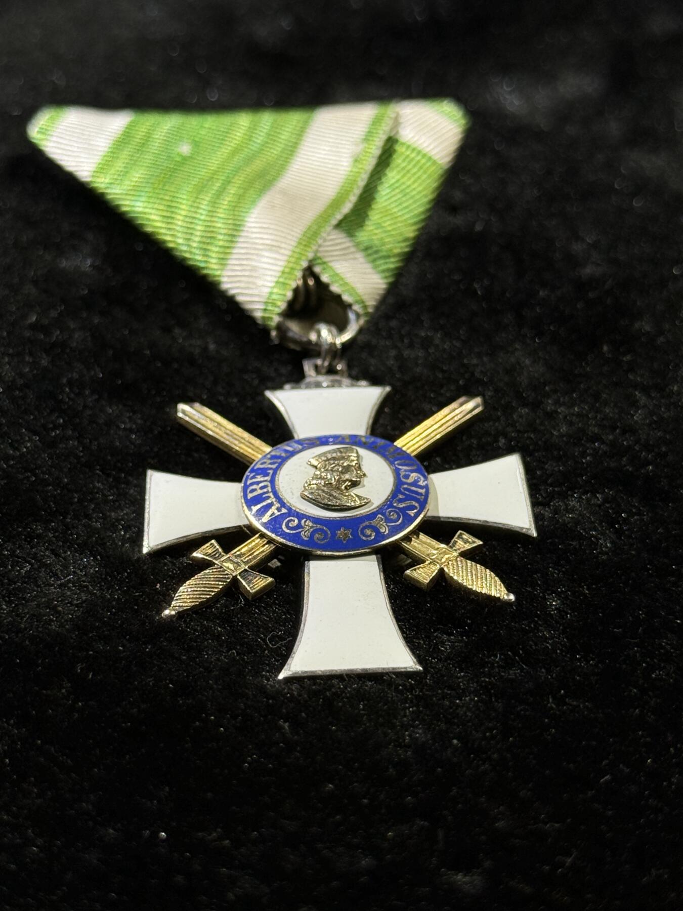 戎马世界章牌大赏，第112期 萨克森王国阿尔伯特勋章，军事版骑士二级，1850年12月31日由萨克森国王Frederick Augustus II设立，以纪念他的前任大公Albert III逝世350周年，1866年因普奥战争增加双剑，授予军事英勇功绩。