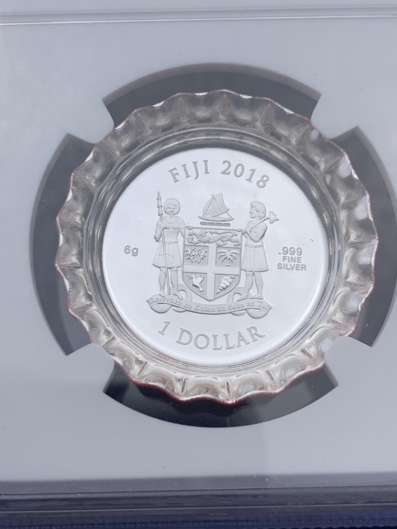 《竞宝斋》第473场 周日，周一 2场连拍 （全场包邮）欢迎送拍 NGC PF70UC 斐济2018年彩色异形银币 可口可乐瓶盖造型1元精制币 加厚盒 带盒证