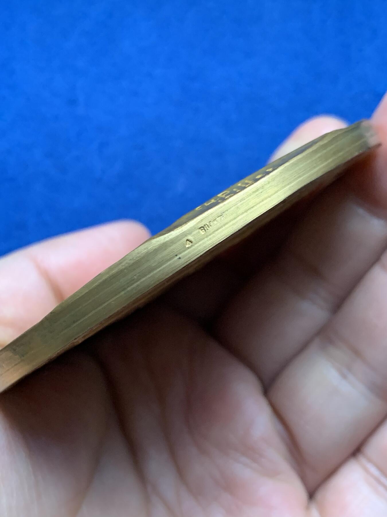 《竞宝斋》第473场 周日，周一 2场连拍 （全场包邮）欢迎送拍 法国1910年里昂银行镀金大铜章，80.5mm，242.7克，巨大规格，厚重压手，Pillet经典作品。人物发丝胡须细节极美，徽章繁复华丽。全品好状态，镀层状态极佳。