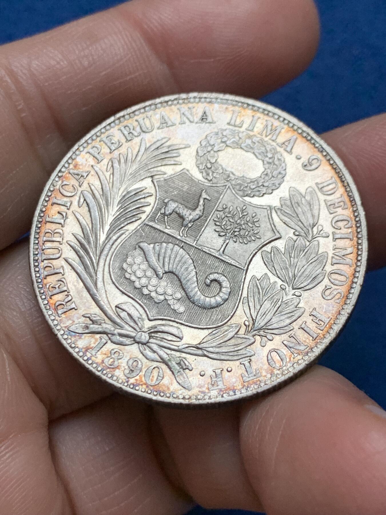 《竞宝斋》第473场 周日，周一 2场连拍 （全场包邮）欢迎送拍 环彩秘鲁1890年坐人女神1比索银币，高银版本