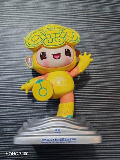 正版盲盒专场 - - 名称：琮琮（Congcong） ​很大 - 所属：杭州2022年第19届亚运会吉祥物（与宸宸、莲莲合称“江南忆”） ​ - 设计原型：以良渚古城遗址出土的玉琮为灵感，代表良渚文化 ​ - 材质：PVC 材质，表面为亮面质感