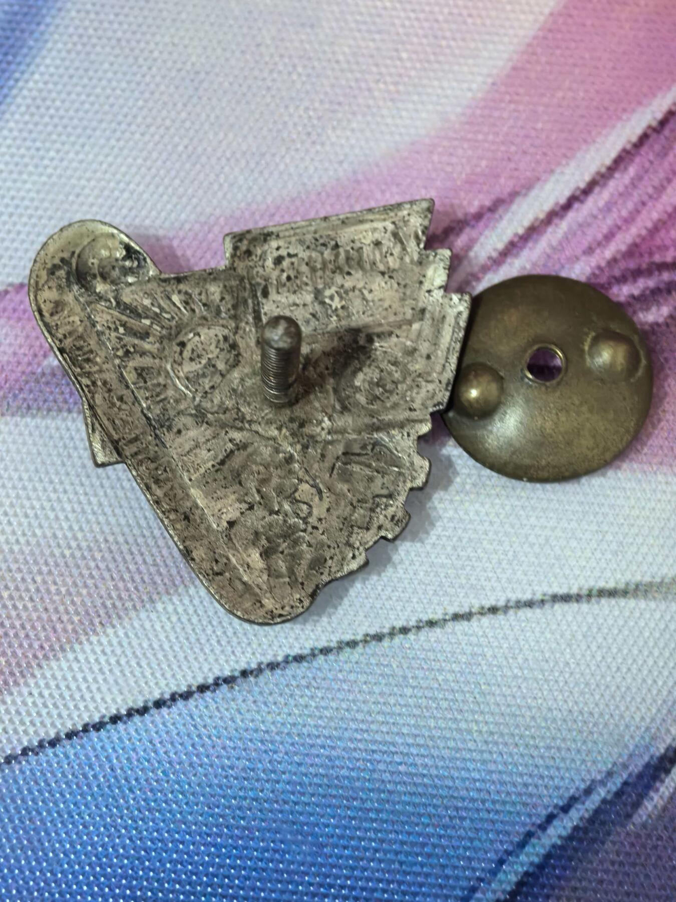 苏联勋章奖章拍卖 本次有亚捏，空军军服，国际运动员等好货 不要错过 3月20日晚上九点结束在麦稀奇 找不到的加我qq或者微信都是184277308备注苏章拍卖。 苏联工业合作社突击手徽章（УДАРНИК ПРОМКООПЕРАЦИИ）珐琅无磕碰 镀层良好 这是苏联第一个五年计划（1928-1932）期间，为推动工业化、鼓励劳动竞赛而设立的荣誉徽章，与“斯达汉诺夫运动”一脉相承。 存续时间：工业合作社体系在1956年被逐步收归国有，这类徽章也随之停止颁发，因此存世量有限，具有较高的历史收藏价值。