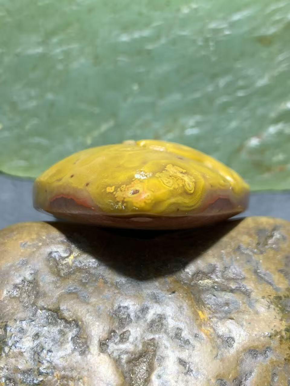 精美亚光冰飘糖心料战国红玛瑙手工雕刻玉兔吊坠一个，