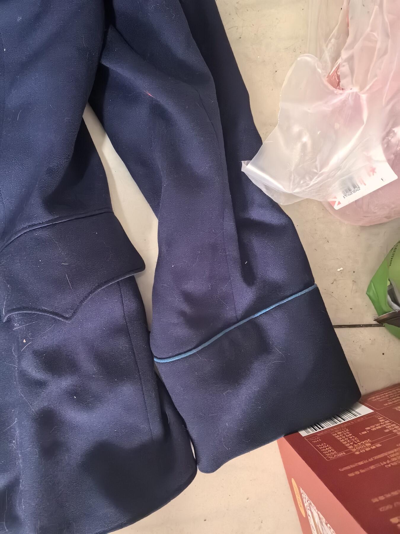 苏联勋章奖章拍卖 本次有亚捏，空军军服，国际运动员等好货 不要错过 3月20日晚上九点结束在麦稀奇 找不到的加我qq或者微信都是184277308备注苏章拍卖。 苏联空军上校军服上衣 大概尺寸175  保存完好 没有破损 领章少一个找不到了其他都很好 右胸有几个佩戴勋章的眼 衣服可以说保存的非常好照片一起给不保证是本人 20✘25大尺寸