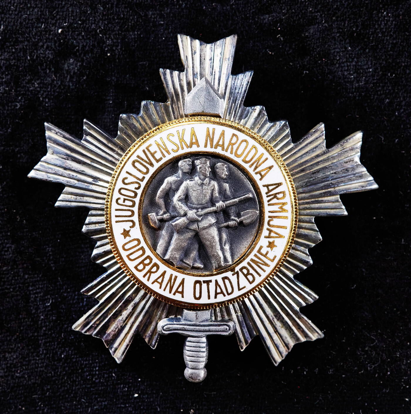 【俄甄集藏】2026年(050)04-01星期三 晚 19:30 全场包邮 南斯拉夫三级人民军勋章，银质局部珐琅，原盒带证，直径：68mm，重量：67.9克，盒体有老化开裂，见详图