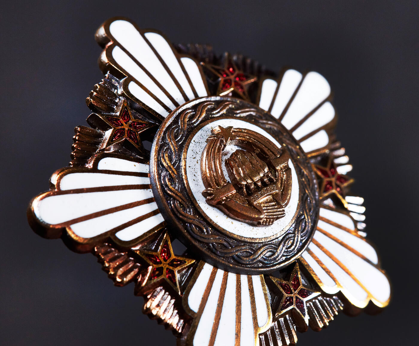 【俄甄集藏】2026年(050)04-01星期三 晚 19:30 全场包邮 南斯拉夫三级共和国勋章，原盒带略，铜质局部镀金珐琅，直径：47mm，重量：27.3克