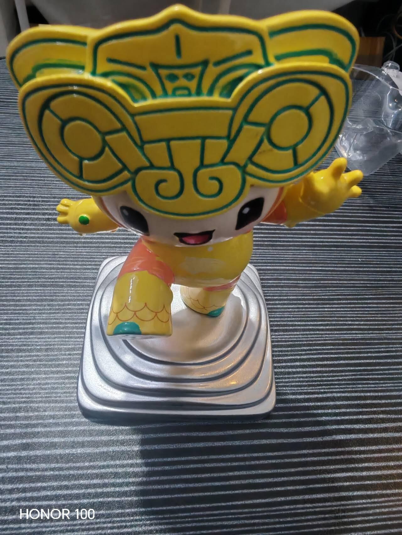 正版盲盒专场 - 名称：琮琮（Congcong） ​很大 - 所属：杭州2022年第19届亚运会吉祥物（与宸宸、莲莲合称“江南忆”） ​ - 设计原型：以良渚古城遗址出土的玉琮为灵感，代表良渚文化 ​ - 材质：PVC 材质，表面为亮面质感