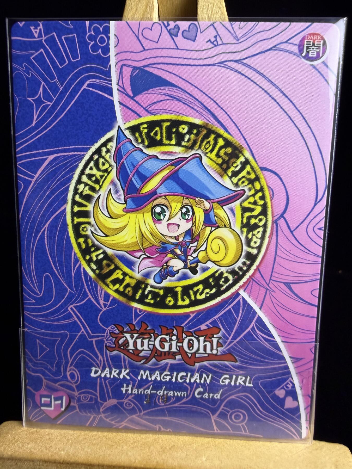 奇点卡牌限时专场 新品 亲签 限编 所有卡牌独家赞助 部分卡牌支持多宫 流拍商品会循环上架 禁止小号扛价 拒绝套路 部分卡牌设有底价 大家放心拍！祝各位卡牌大佬名流身体健康！ 奇点卡牌亲签限编 悠洋 手绘黑魔导粗闪 亲签限编3/9