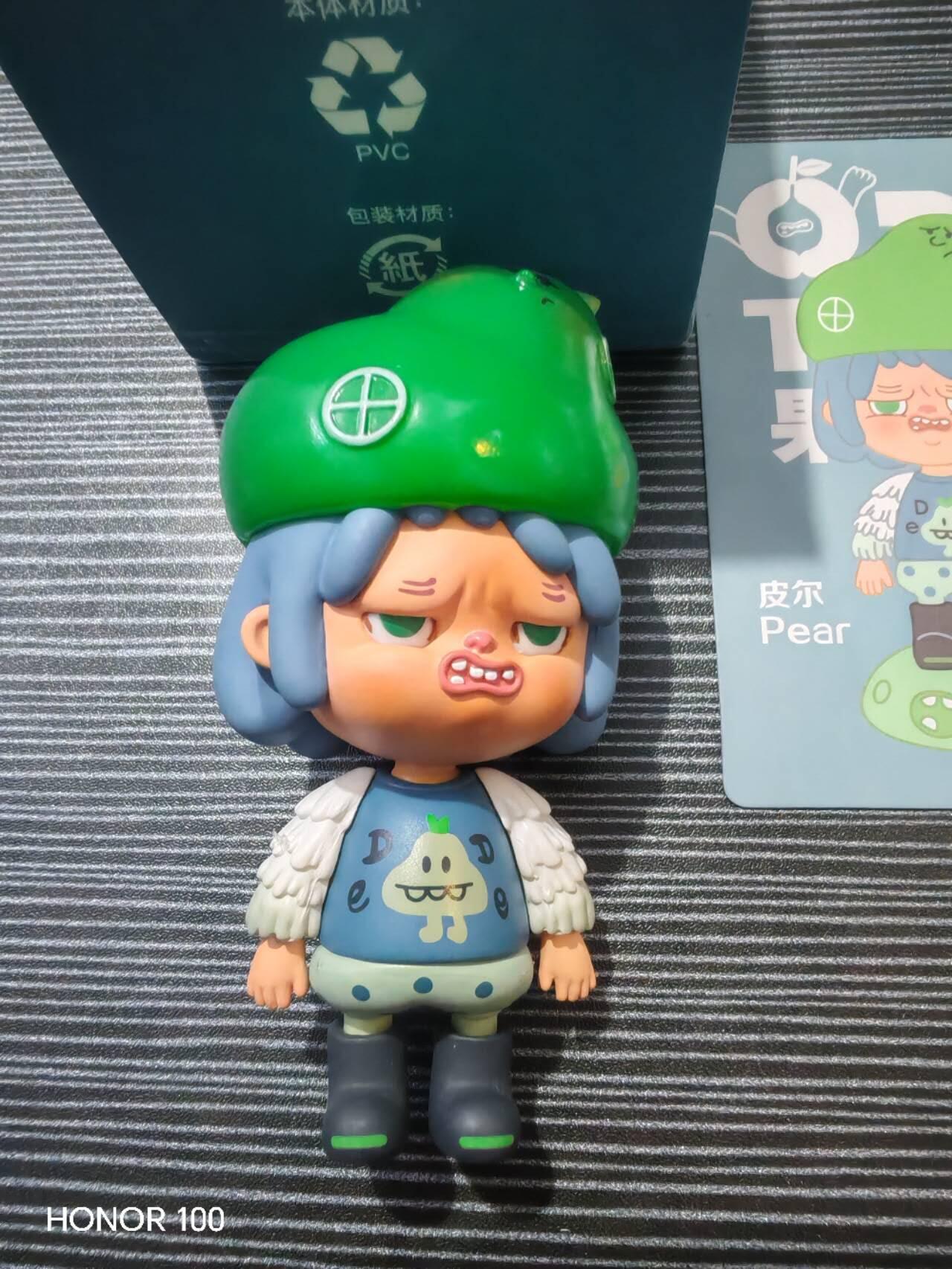 正版盲盒专场 ODD TOWN 果木系列 ​ - 出品方：ODD TOWN（古怪小镇） ​ - 款式：皮尔（Pear） ​ - 尺寸：约 90mm，PVC 材质，表面为细腻哑光质感