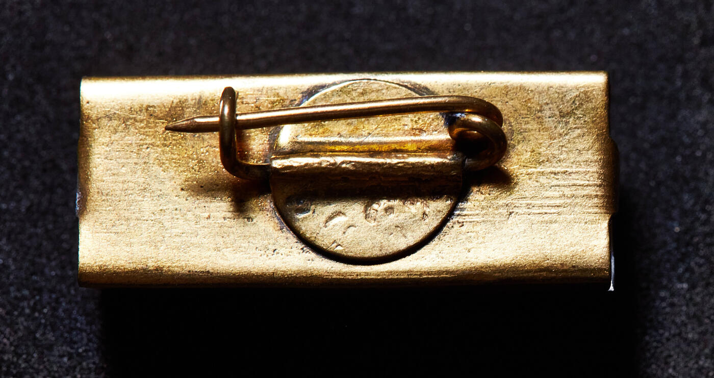 【俄甄集藏】2026年(050)04-01星期三 晚 19:30 全场包邮 保加利亚季米特洛夫金质勋章，通体14K金，局部珐琅，原盒带略，早期编号版，直径约：40mm，高：45mm，含绶带重量：78.2克，保加利亚人民共和国最高等级勋章，对标苏联列宁勋章，盒体有老化