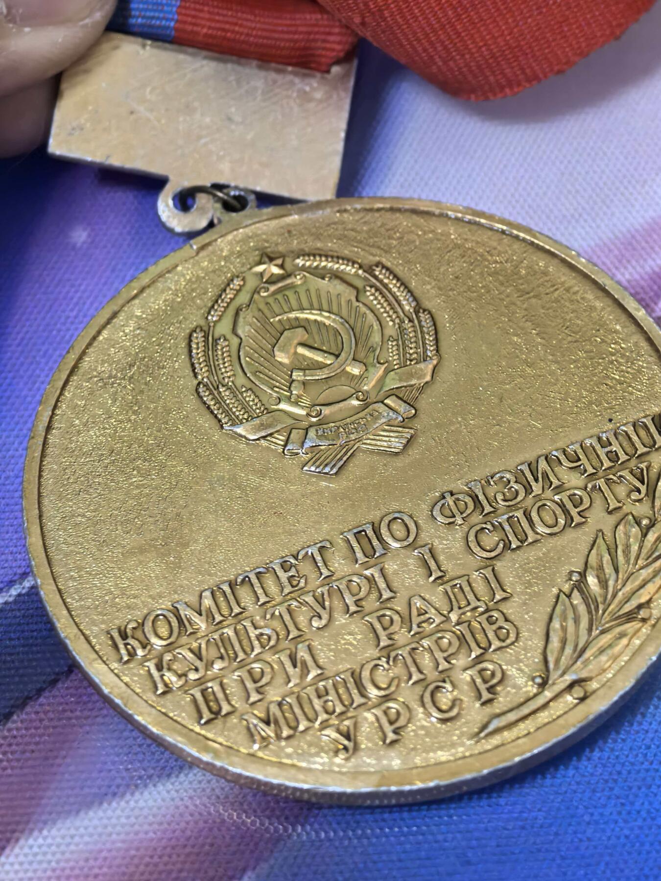 苏联勋章奖章拍卖 本次有亚捏，空军军服，国际运动员等好货 不要错过 3月20日晚上九点结束在麦稀奇 找不到的加我qq或者微信都是184277308备注苏章拍卖。 前苏联乌克兰锦标赛 重量较轻