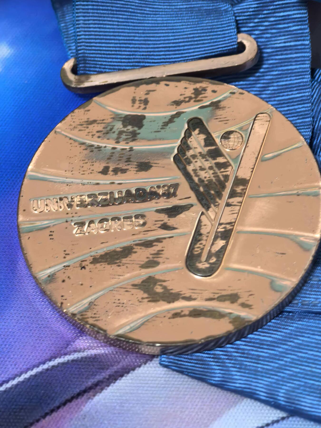 苏联勋章奖章拍卖 本次有亚捏，空军军服，国际运动员等好货 不要错过 3月20日晚上九点结束在麦稀奇 找不到的加我qq或者微信都是184277308备注苏章拍卖。 1987年萨格勒布世界大学生运动会铜质奖牌 这枚为莫斯科大学定制版铜牌 挺少见的 重量接近150克 国际市场价值很高 有兴趣的可以自己找下资料