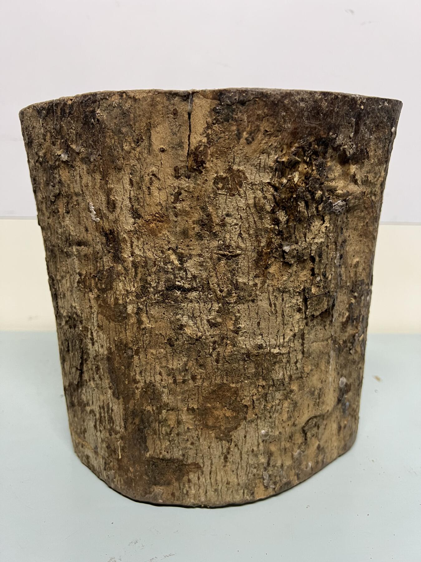 零元拍：金丝楠圆墩凳子摆件，重量3.3公斤。高：200高/190/205MM。抛光后金灿灿满香。最后图为成品效果图，如果带点瘤，意味着花纹更漂亮。抛光后金灿灿满香。最后两图为成品效果。