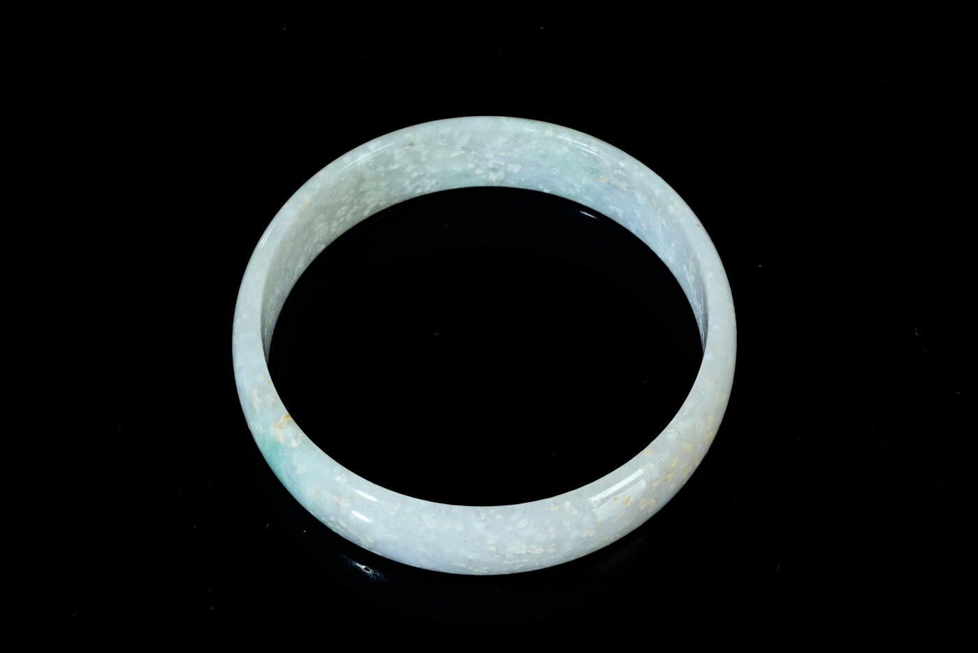 上海都达杂项专场五十八【全场包邮】  天然冰种飘绿翡翠（A货）宽手镯 附鉴定证书93-16