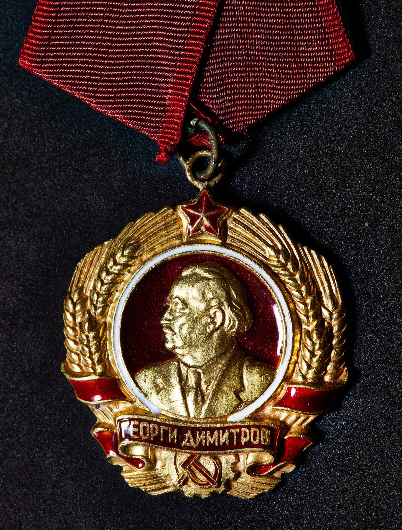 【俄甄集藏】2026年(050)04-01星期三 晚 19:30 全场包邮 保加利亚季米特洛夫金质勋章，通体14K金，局部珐琅，原盒带略，早期编号版，直径约：40mm，高：45mm，含绶带重量：78.2克，保加利亚人民共和国最高等级勋章，对标苏联列宁勋章，盒体有老化