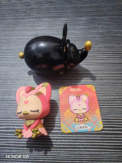 正版盲盒专场 - - 系列名称：阿狸 天生一对系列 ​ - 出品方：阿狸（梦之城） ​ - 款式：比翼凰桃（桃款）