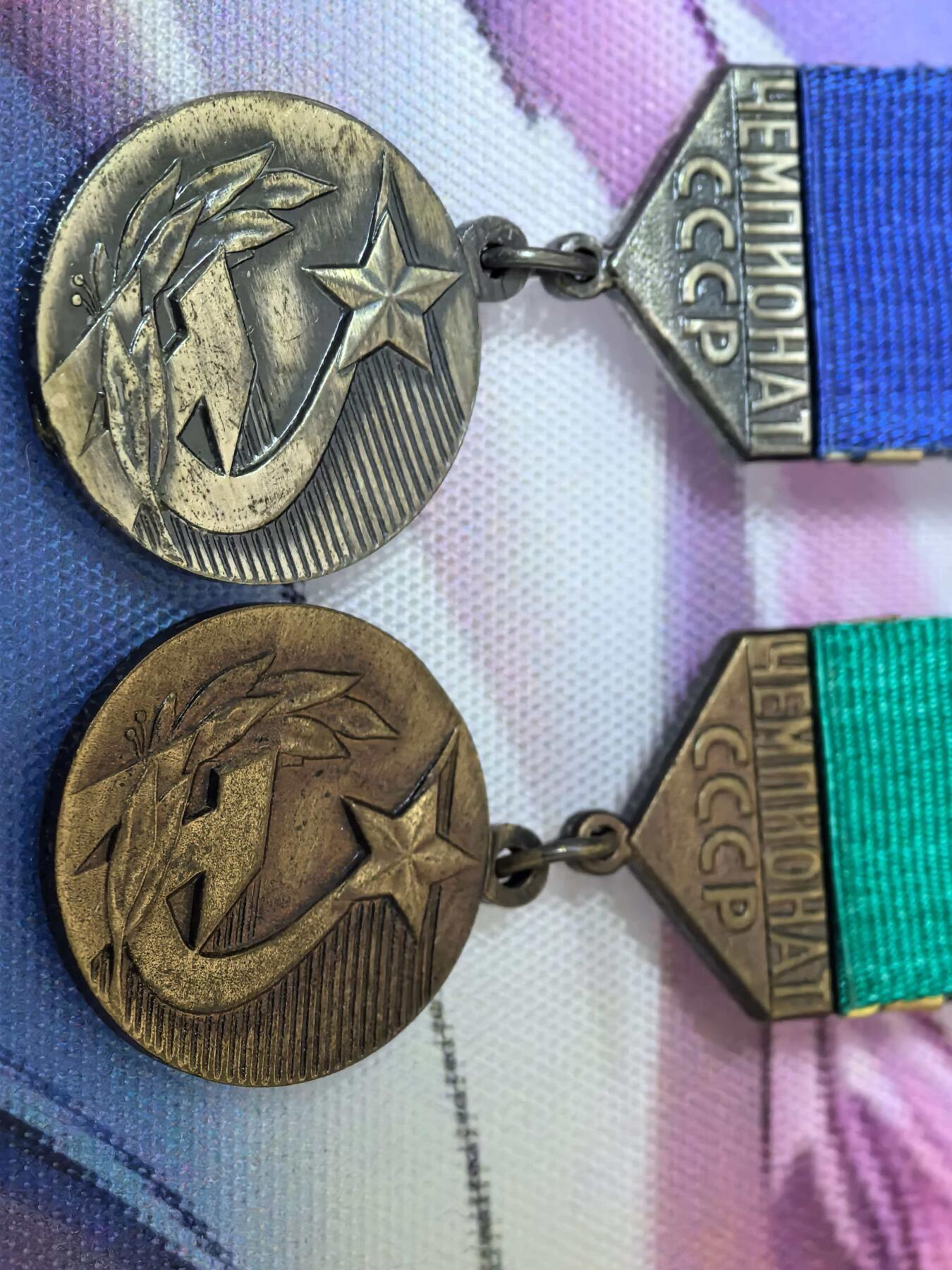 苏联勋章奖章拍卖 本次有亚捏，空军军服，国际运动员等好货 不要错过 3月20日晚上九点结束在麦稀奇 找不到的加我qq或者微信都是184277308备注苏章拍卖。 苏联锦标赛奖章（Чемпионат СССР）蓝色绶带：通常对应亚军（银牌） 绿色绶带：通常对应季军（铜牌）非常漂亮 厂标清晰可见 重量也足