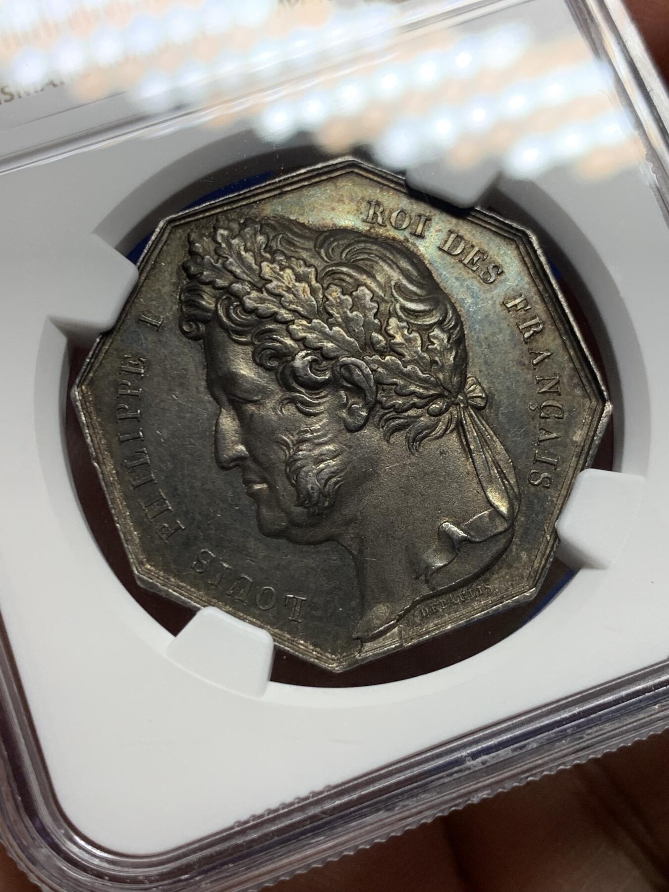 《竞宝斋》第473场 周日，周一 2场连拍 （全场包邮）欢迎送拍 NGC MS61 法国凡尔赛公证人协会银质代币，少见BOW边铭，中央图案为法国国王路易·菲利普一世的侧面头像，头像细节清晰，发丝与冠冕刻画精致，边缘铭文“LOUIS PHILIPPE I ROI DES FRANCAIS”表明其身份。