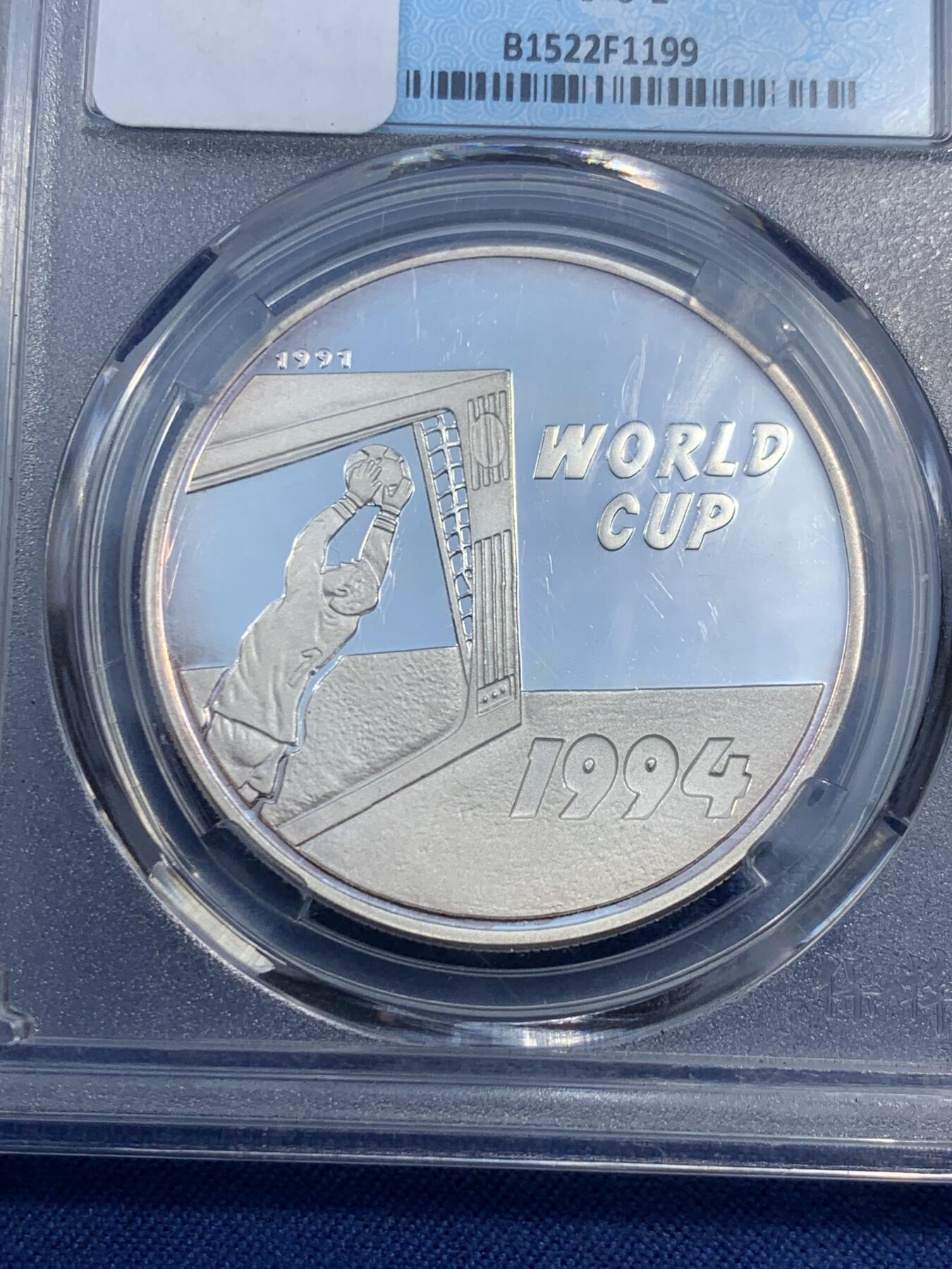 《竞宝斋》第473场 周日，周一 2场连拍 （全场包邮）欢迎送拍 老挝1994年足球世界杯50基普精制银币 999银 20克