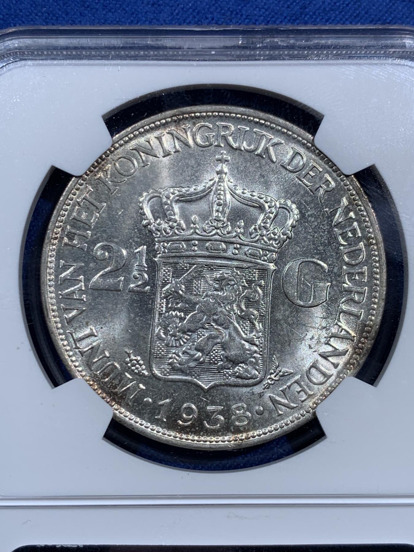 《竞宝斋》第473场 周日，周一 2场连拍 （全场包邮）欢迎送拍 NGC MS63 荷兰1938年威廉明娜女王2.5盾大银币，银光曜曜，丝滑车轮光。荷兰主币大银，流通充分，高分难度很大，季军分，更高仅2枚。此前稀奇拍过一枚同年65，两千多成交。此枚观感非常好，性价比极佳