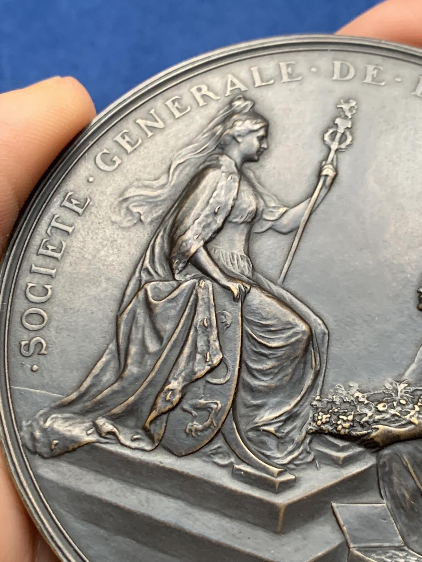 《竞宝斋》第473场 周日，周一 2场连拍 （全场包邮）欢迎送拍 1822年-1922年通用银行成立100周年纪念大铜章，极具金融历史发展收藏价值和异议，由著名雕塑家与章牌艺术家“戈德弗瓦鲁.杜弗莱斯”设计创作。直径：74.5mm，重：127.7克。