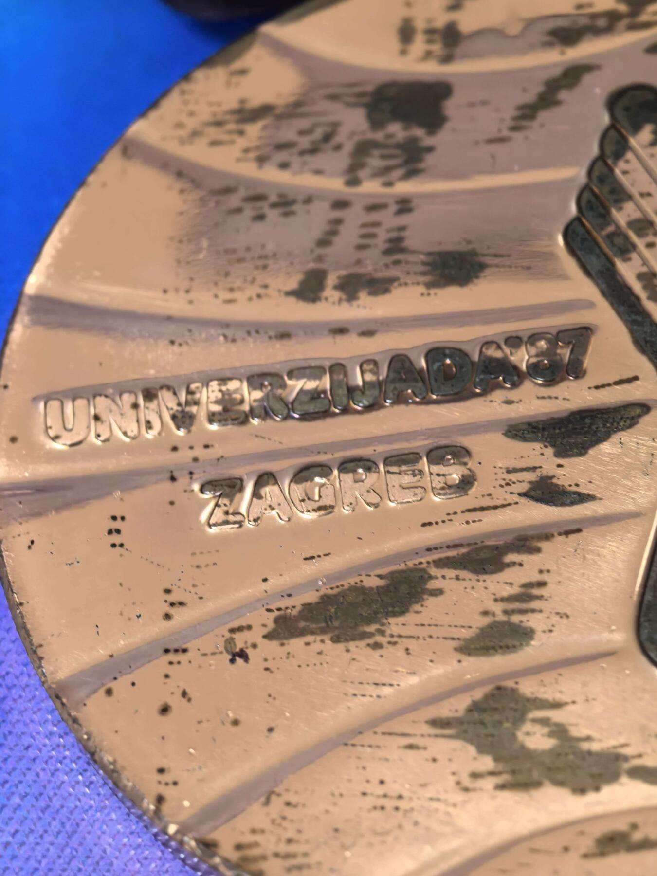 苏联勋章奖章拍卖 本次有亚捏，空军军服，国际运动员等好货 不要错过 3月20日晚上九点结束在麦稀奇 找不到的加我qq或者微信都是184277308备注苏章拍卖。 1987年萨格勒布世界大学生运动会铜质奖牌 这枚为莫斯科大学定制版铜牌 挺少见的 重量接近150克 国际市场价值很高 有兴趣的可以自己找下资料