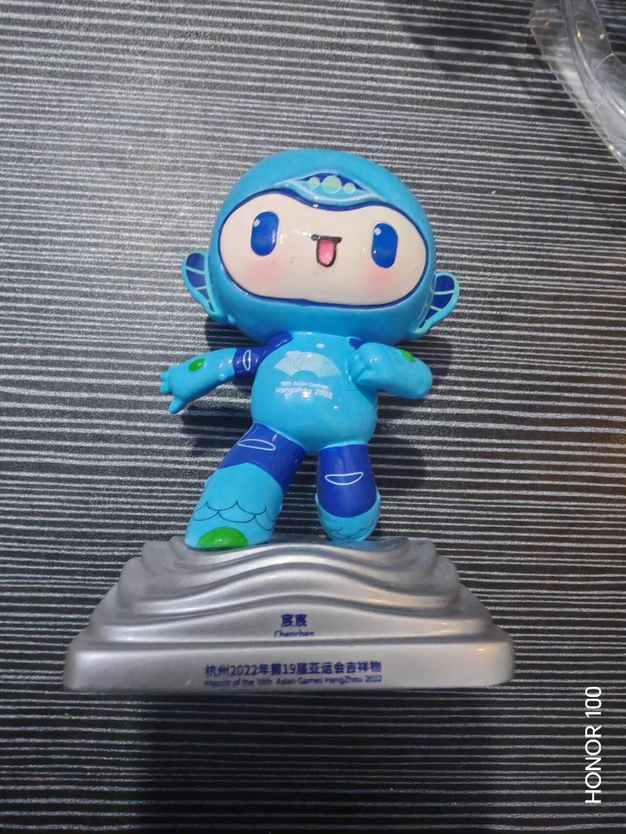 正版盲盒专场 - 名称：宸宸（Chenchen） ​ 很大，- 所属：杭州2022年第19届亚运会吉祥物（与琮琮、莲莲合称“江南忆”） ​ - 设计原型：以京杭大运河的拱宸桥为灵感，代表大运河文化 ​ - 材质：PVC 材质，表面为亮面质感