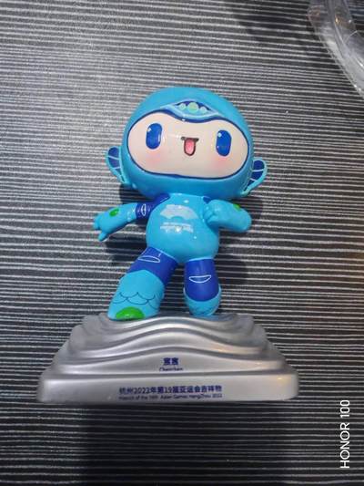 正版盲盒专场 - - 名称：宸宸（Chenchen） ​ 很大，- 所属：杭州2022年第19届亚运会吉祥物（与琮琮、莲莲合称“江南忆”） ​ - 设计原型：以京杭大运河的拱宸桥为灵感，代表大运河文化 ​ - 材质：PVC 材质，表面为亮面质感