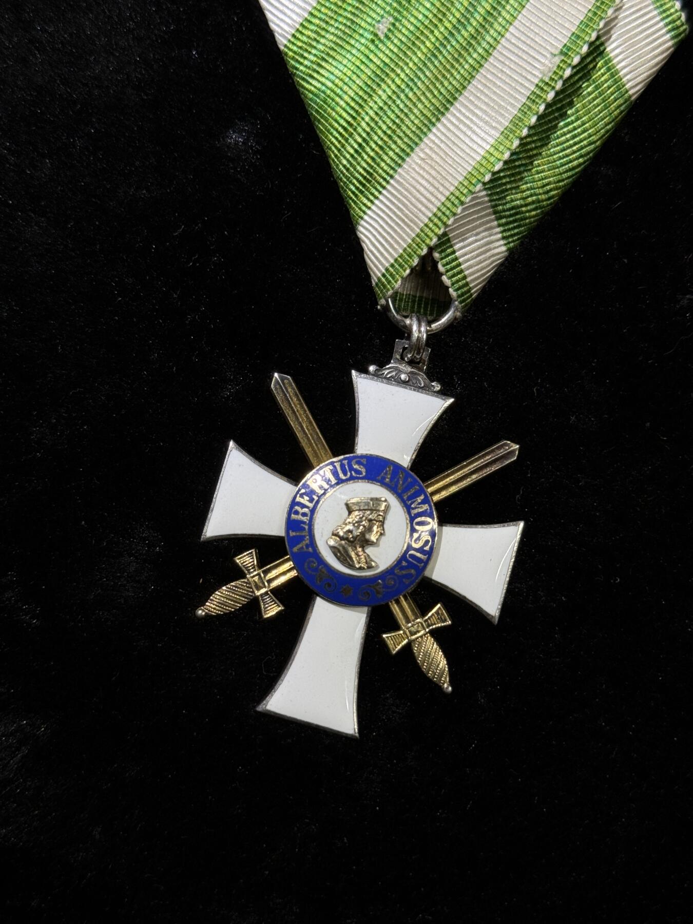 戎马世界章牌大赏，第112期 萨克森王国阿尔伯特勋章，军事版骑士二级，1850年12月31日由萨克森国王Frederick Augustus II设立，以纪念他的前任大公Albert III逝世350周年，1866年因普奥战争增加双剑，授予军事英勇功绩。