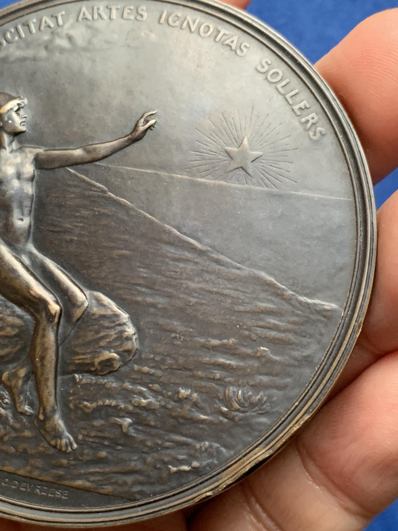 《竞宝斋》第473场 周日，周一 2场连拍 （全场包邮）欢迎送拍 1822年-1922年通用银行成立100周年纪念大铜章，极具金融历史发展收藏价值和异议，由著名雕塑家与章牌艺术家“戈德弗瓦鲁.杜弗莱斯”设计创作。直径：74.5mm，重：127.7克。